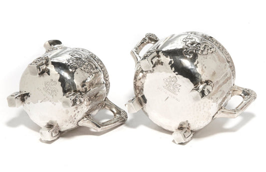 Sett med kaffekanne og tekanne totalt i 4 deler laget av Thune i sølv 830s