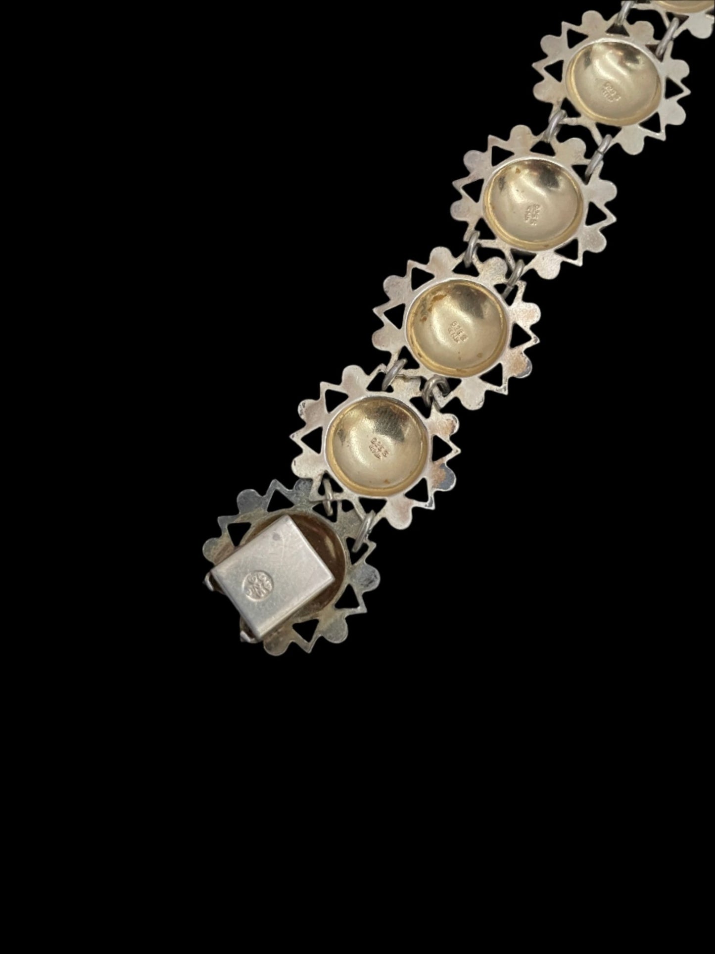 Halssmykke i forgylt sølv og emalje av Arne Nordlie i 925s