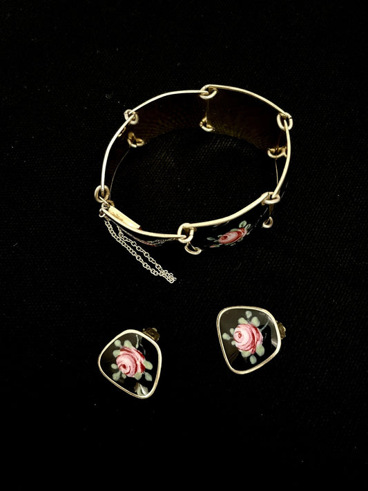 Armbånd og øredobber i forgylt sølv og emalje av Finn Jensen