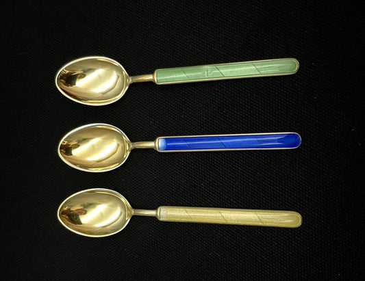 Mokkakje i forgylt sølv i grønn, blå eller gul emalje av Aksel Holmsen