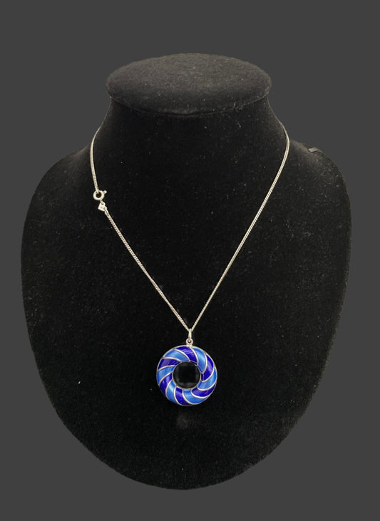 Halssmykke med blå og mørkeblå emalje med kjede Av David Andersen