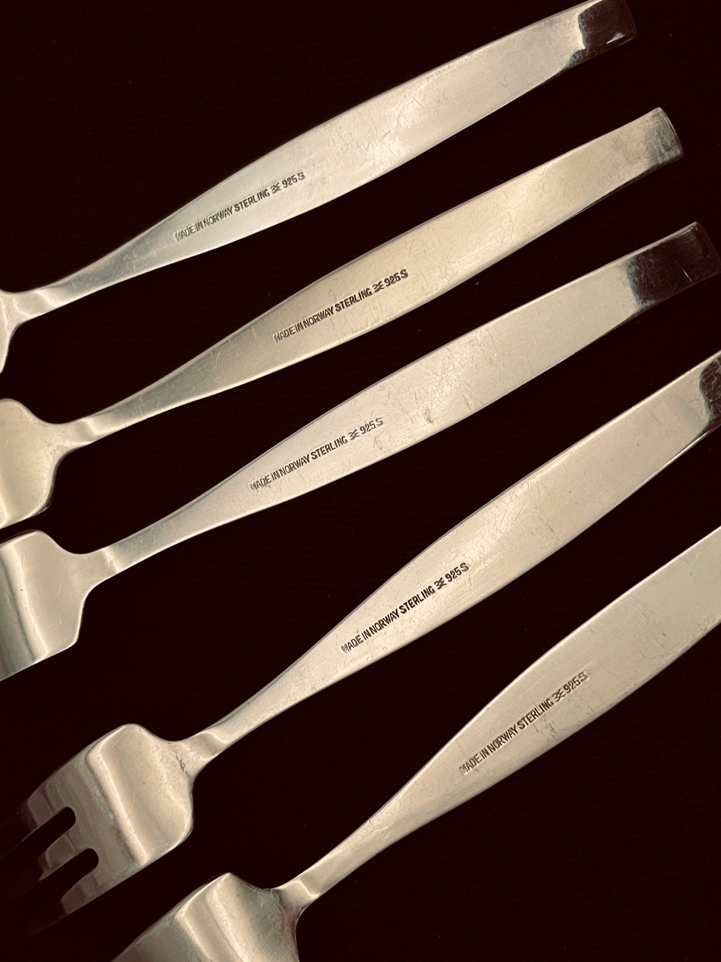 Kake gafler med emalje i forskjellig farge i 925s av Aksel Holmsen 1904-1971