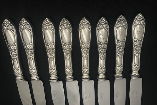 Store kniver i Opphøyet Rose 830s av Th Marthinsen