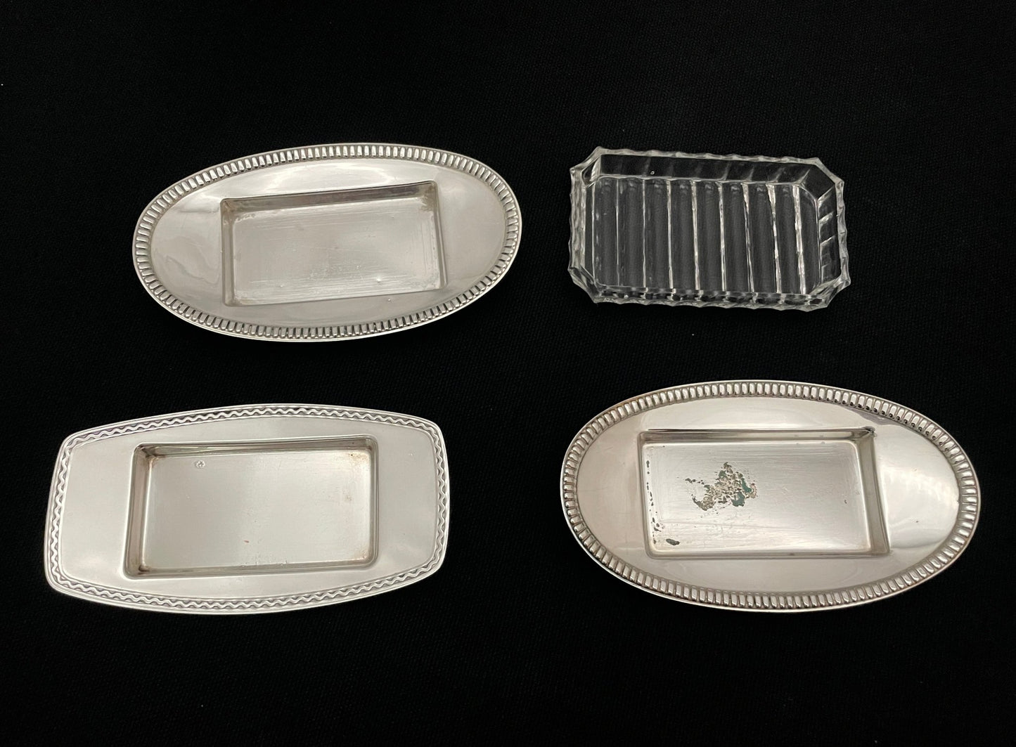 Salt og Pepper bøsse i krystall og brett i forskjellig utførelse