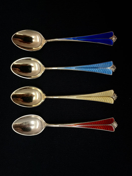 Mokkaskje i forgylt sølv med emalje i blå, lysblå, gul eller rød av David Andersen