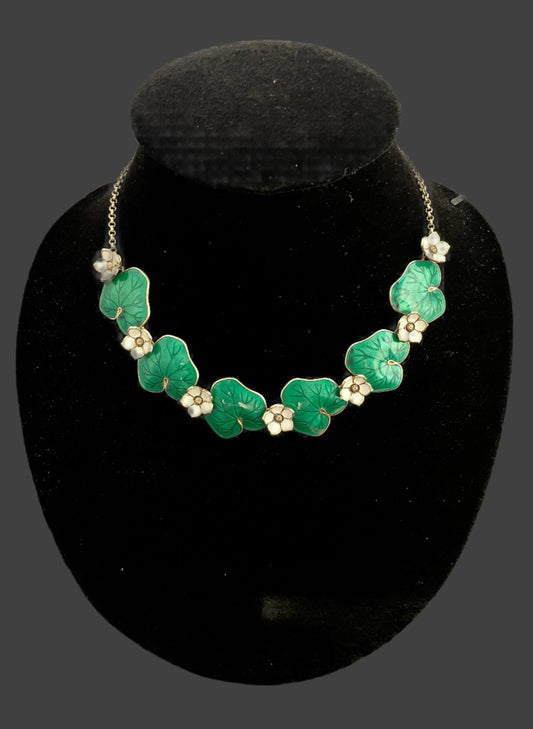 Willy Winnæs halssmykke i forgylt sølv med hvit og grønn emalje av David Andersen