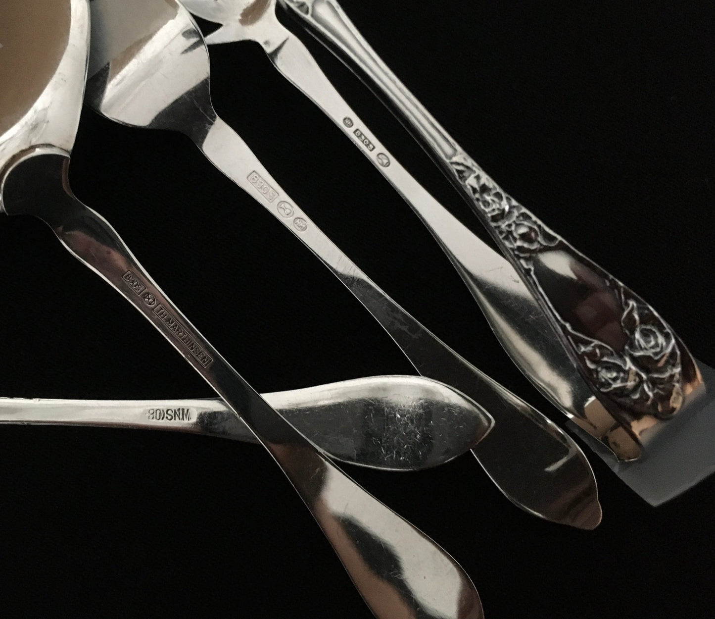 Raised Rose butter shovel, tomato shovel, sugar pincher and herring shovel in the 830s