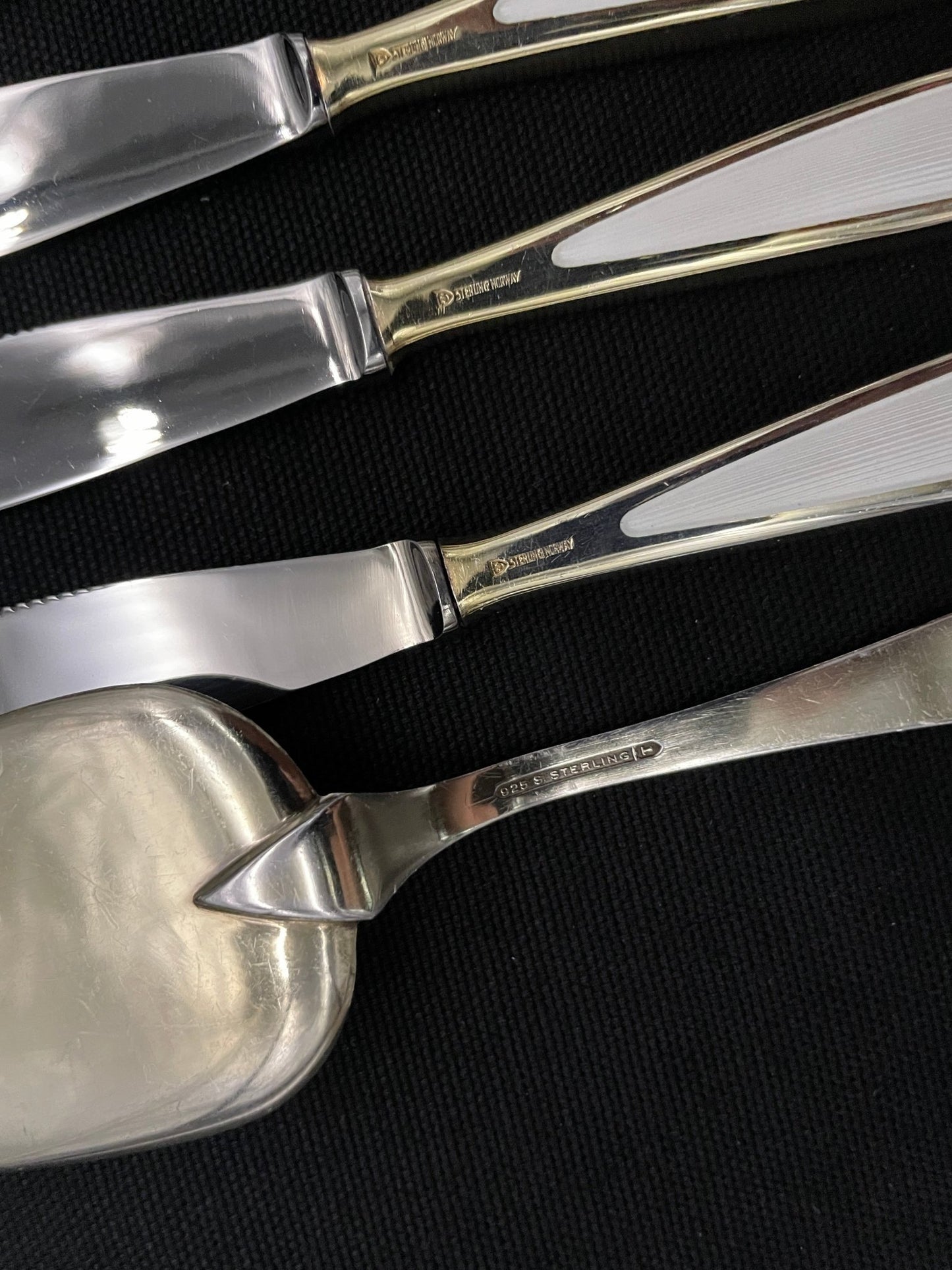 Emalje kniver og kakespade i 925s sølv av Thune