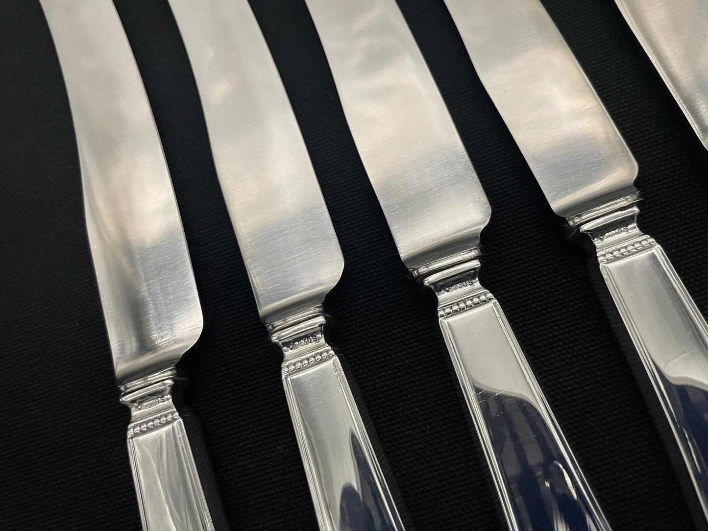 Kavaler stora knivar i silver på 830-talet av Hans Hohle