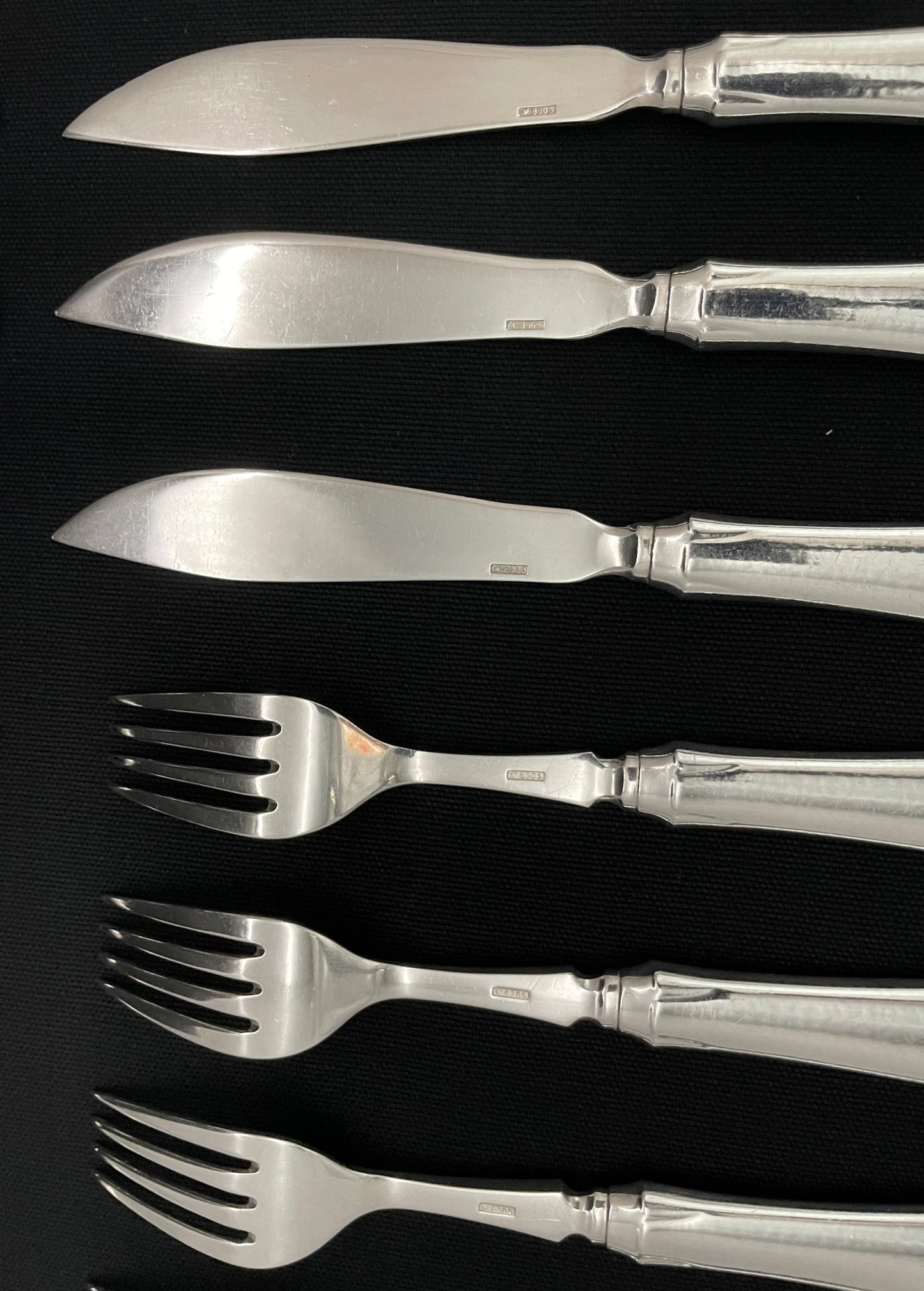 Hamret Skjell sølv fiskebestikk i 830s av Ottar Hval unik mulighet