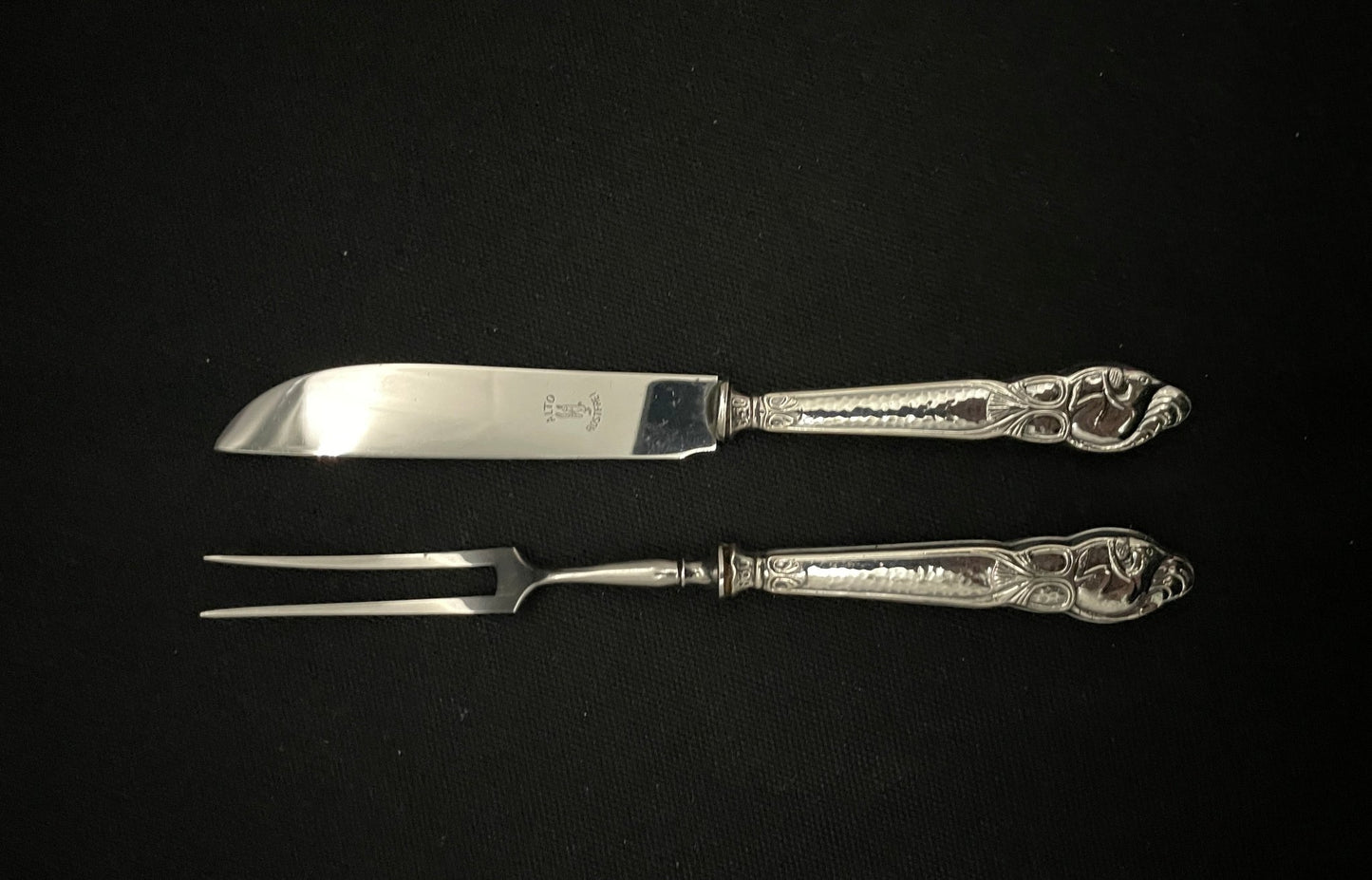 Serveringsstykker af egernsølv i 830'erne af Th Marthinsen