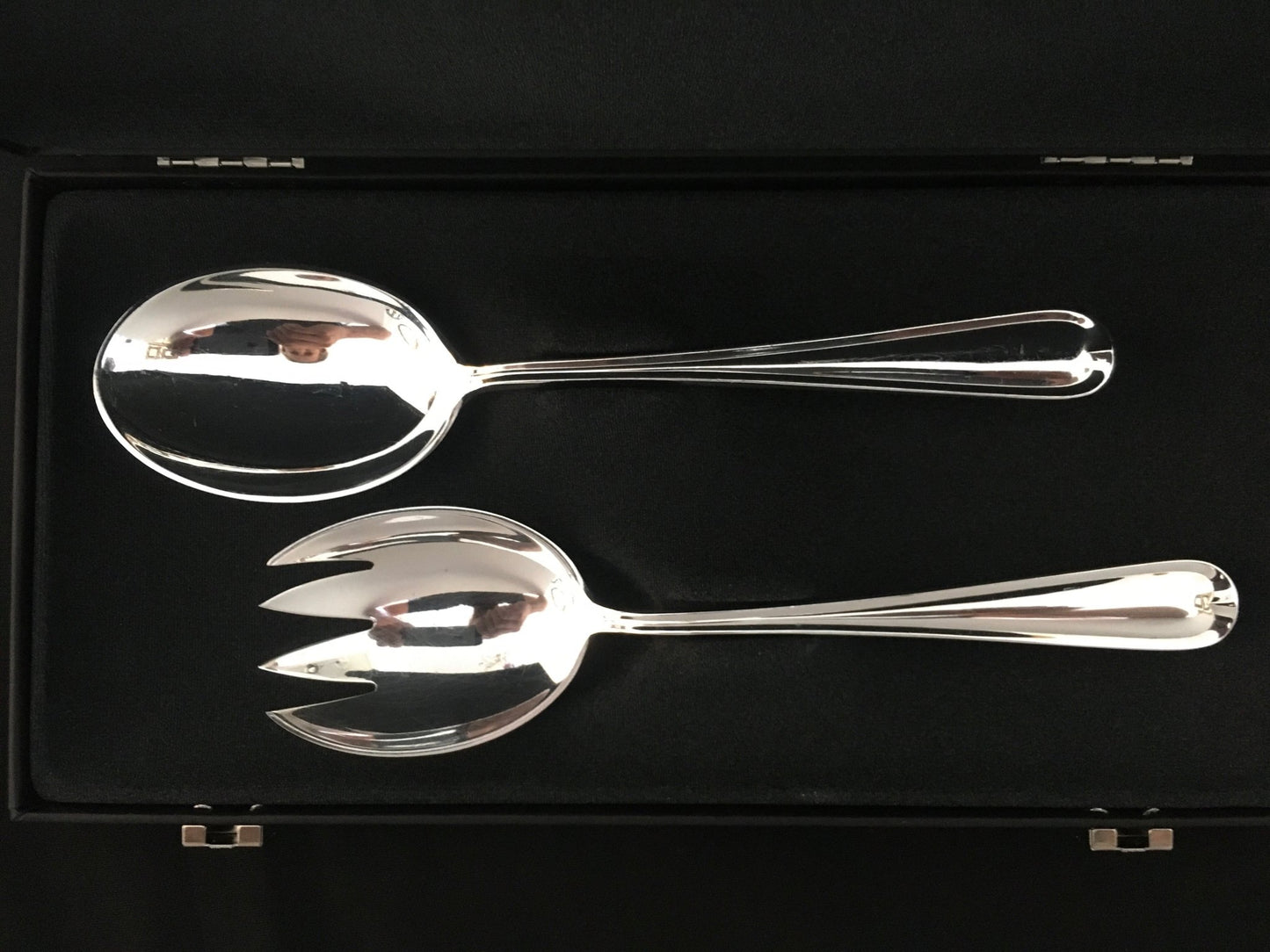 Jubileumsbestick och serveringsbitar i silver i 830-talet J Tostrup