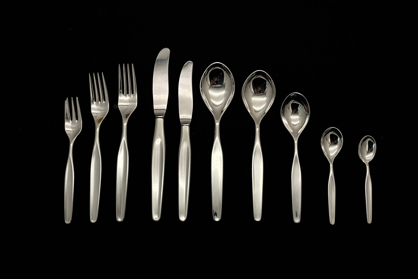 Kakegaffel, liten gaffel, stor gaffel, stor kniv, liten kniv, stor skje, liten skje, dessert skje, kaffeskje og mokkaskje