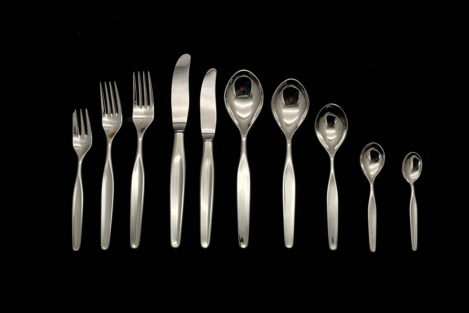 Kakegaffel, liten gaffel, stor gaffel, stor kniv, liten kniv, stor skje, liten skje, dessert skje, kaffeskje og mokkaskje