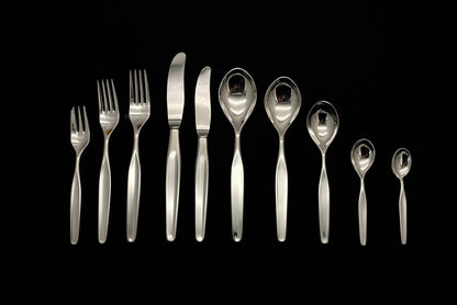 Kakegaffel, liten gaffel, stor gaffel, stor kniv, liten kniv, stor skje, liten skje, dessert skje, kaffeskje og mokkaskje