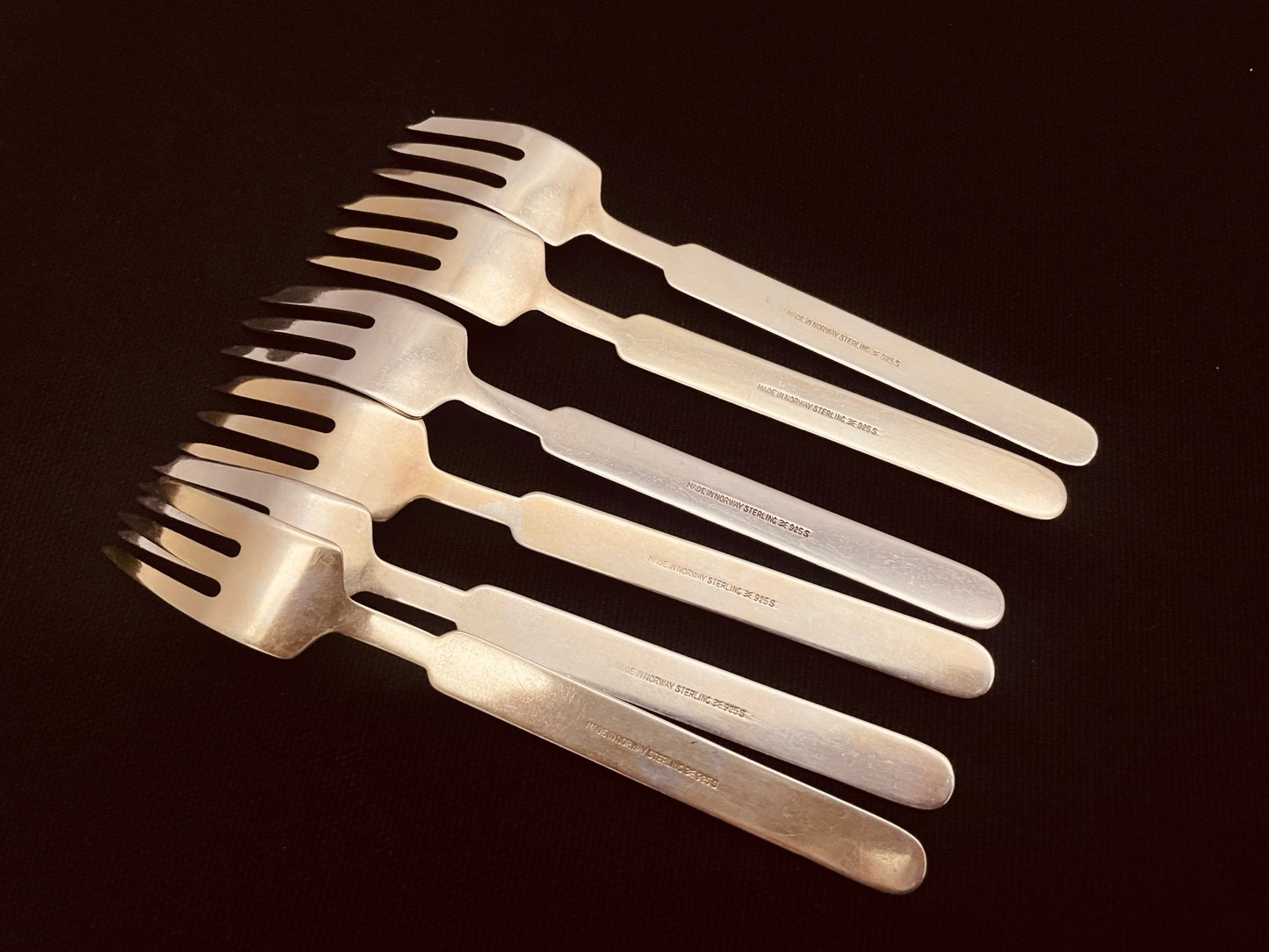 Aksel Holmsen sølvbestikk kake gaffel emalje stempel