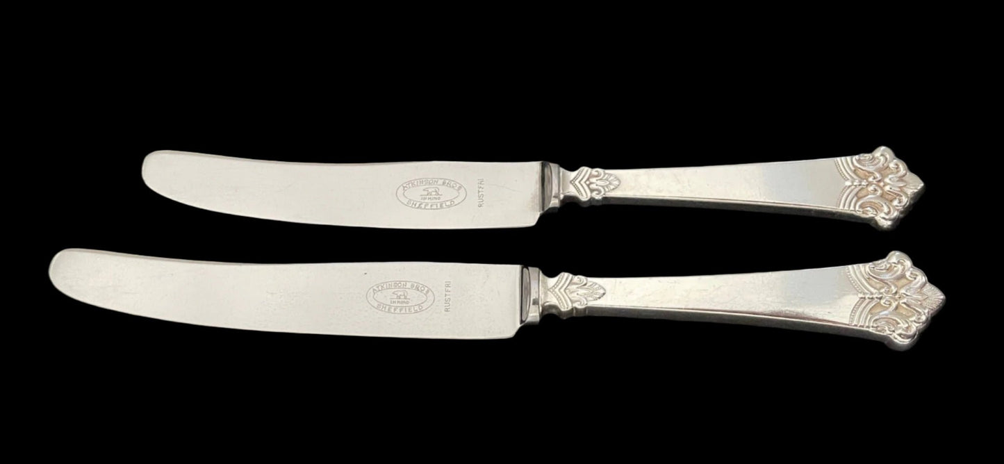 Anitra Sølvbestikk Øverste kniv eldre kniv 210mm, nederste eldre stor kniv.