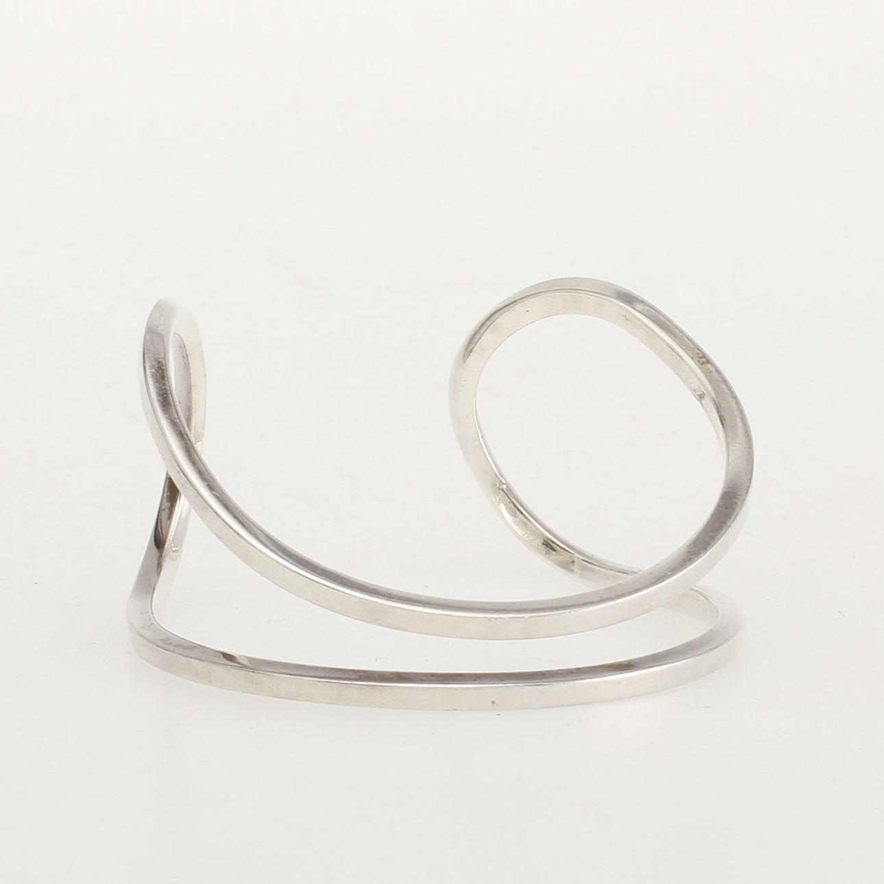 EFVA ATTLING armbånd i sølv 925s "Loop Cuff"