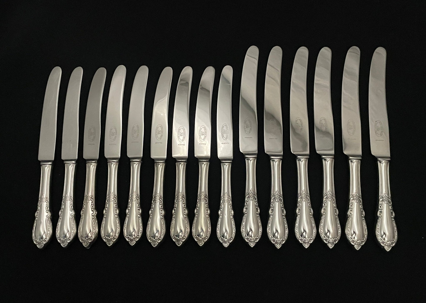 Liten kniv og stor kniv med eldre knivblader