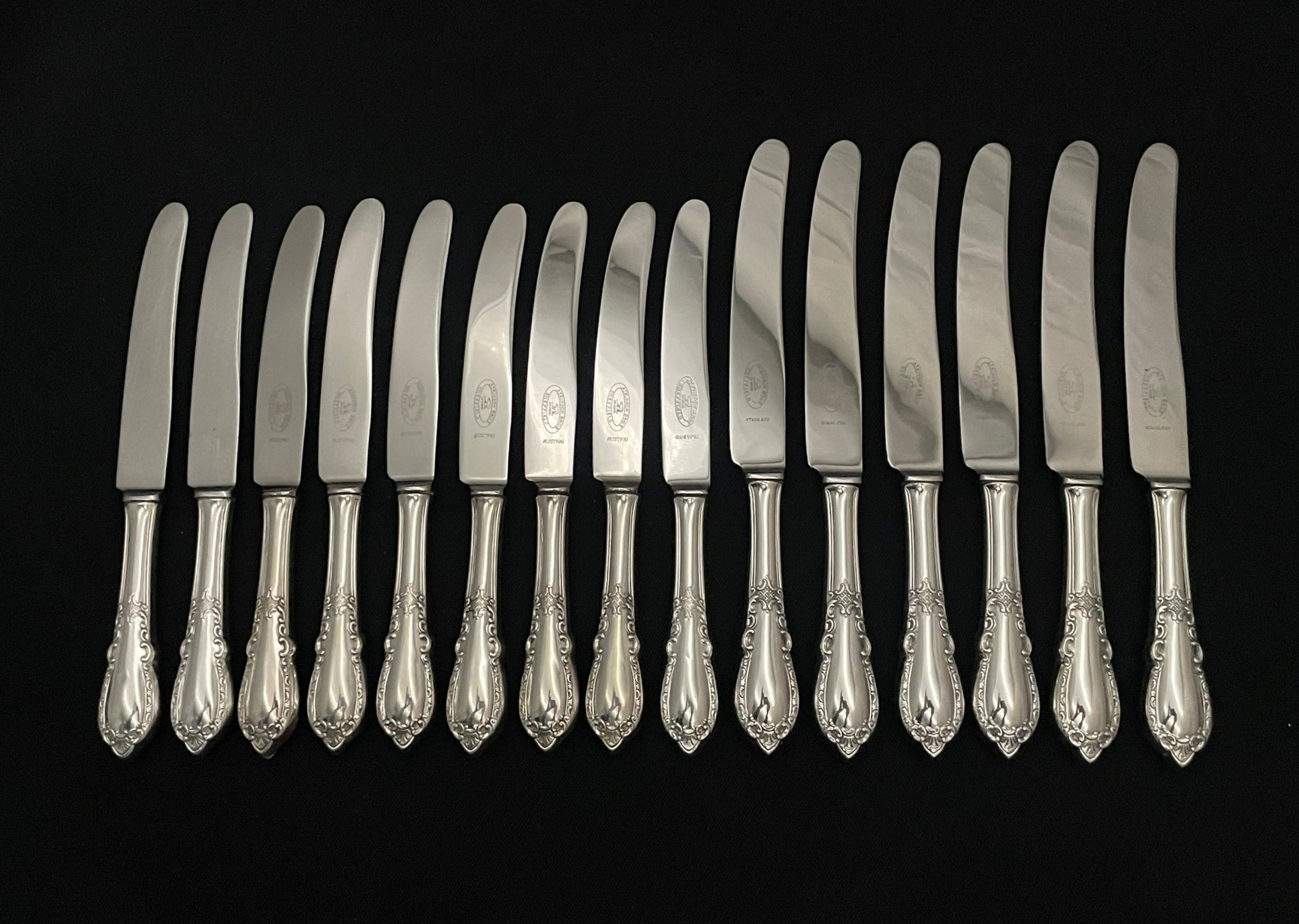 Liten kniv og stor kniv med eldre knivblader