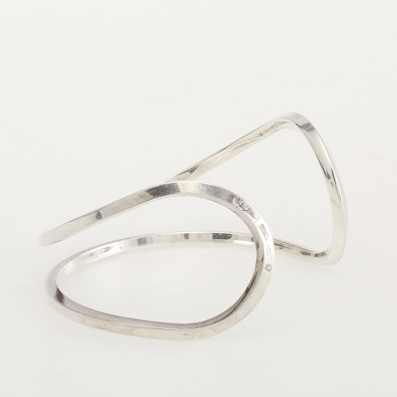 EFVA ATTLING armbånd i sølv 925s "Loop Cuff"