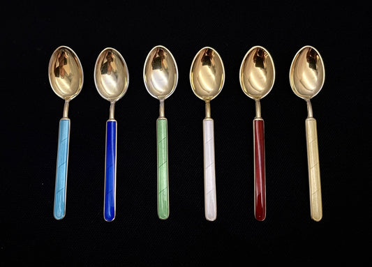 Mokkakje i forgylt sølv i lysblå, blå, grønn, hvit, rød eller gul emalje av Aksel Holmsen