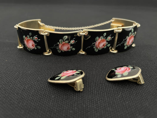 Armbånd og øredobber i forgylt sølv og emalje av Finn Jensen