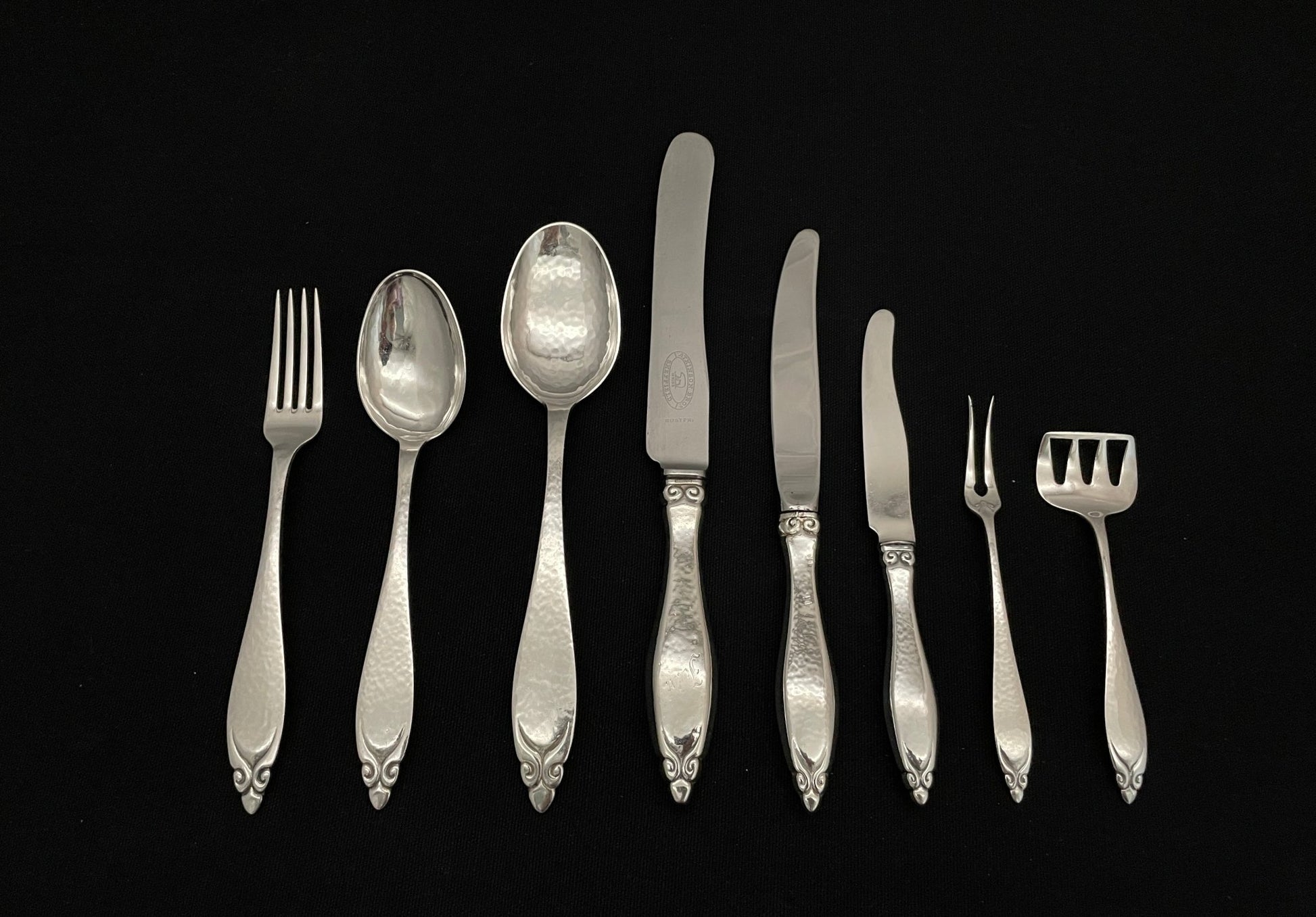 Hamret Sølvbestikk liten gaffel, liten skje, stor spiseskje, stor spisekniv, liten kniv, fruktkniv, koldt gaffel og sildespade