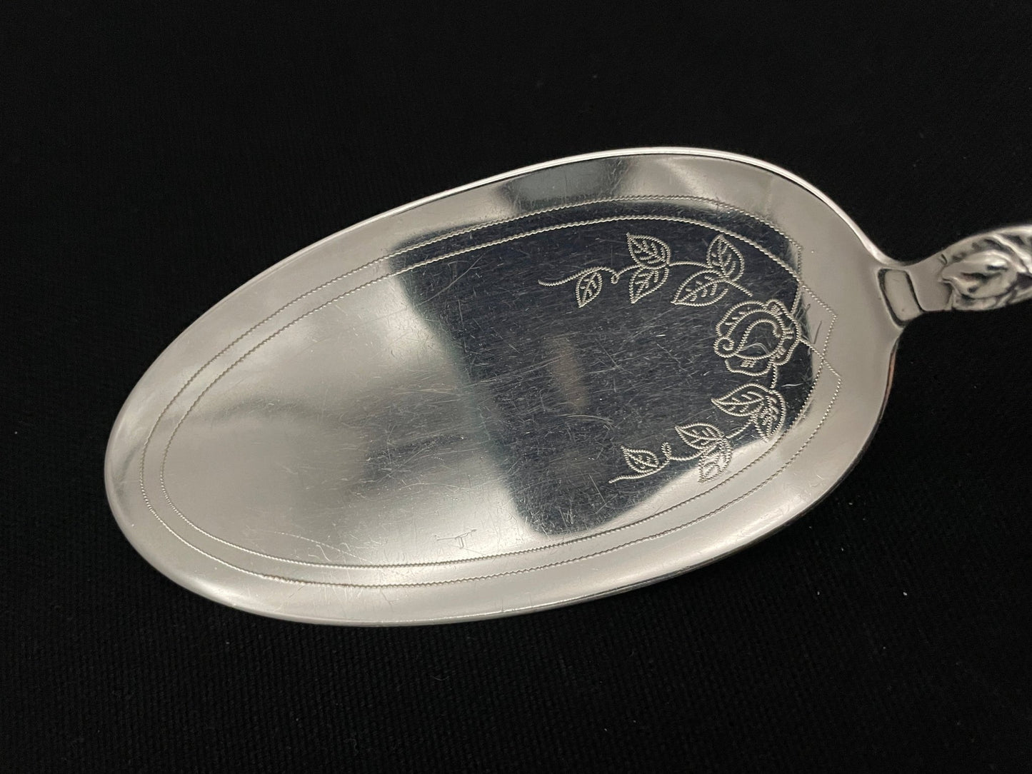 Opphøyet Rose stor eldre kakespade i 830s av Th Marthinsen