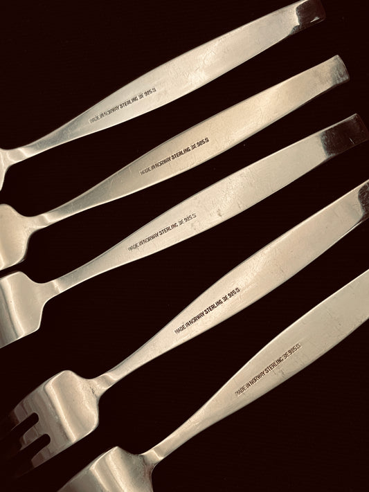 Kake gafler med emalje i forskjellig farge i 925s av Aksel Holmsen 1904-1971