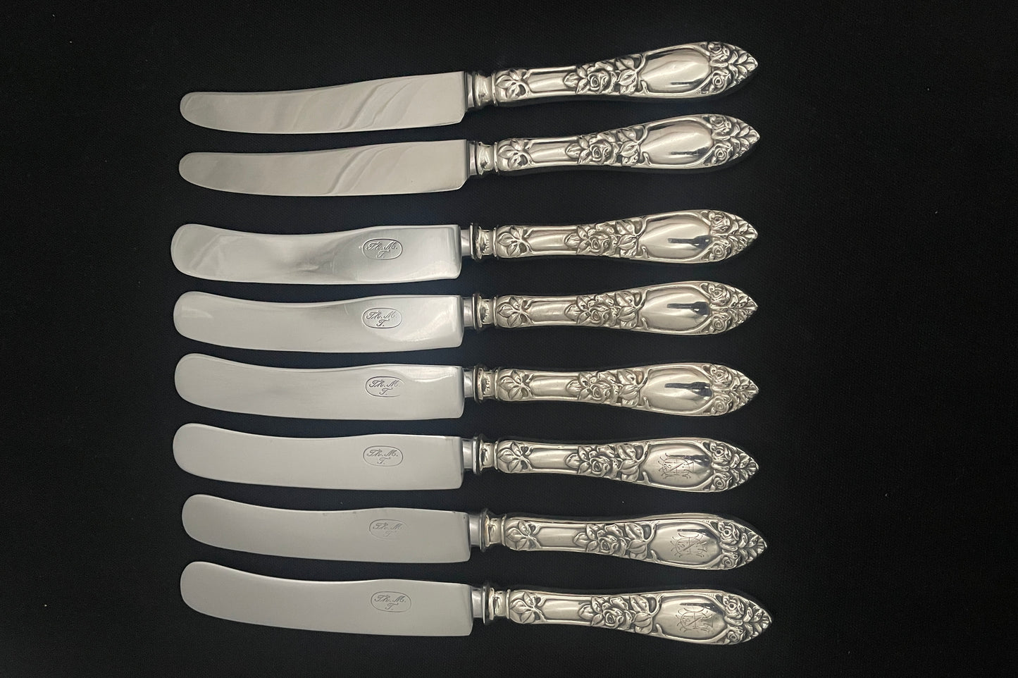 Store kniver i Opphøyet Rose 830s av Th Marthinsen