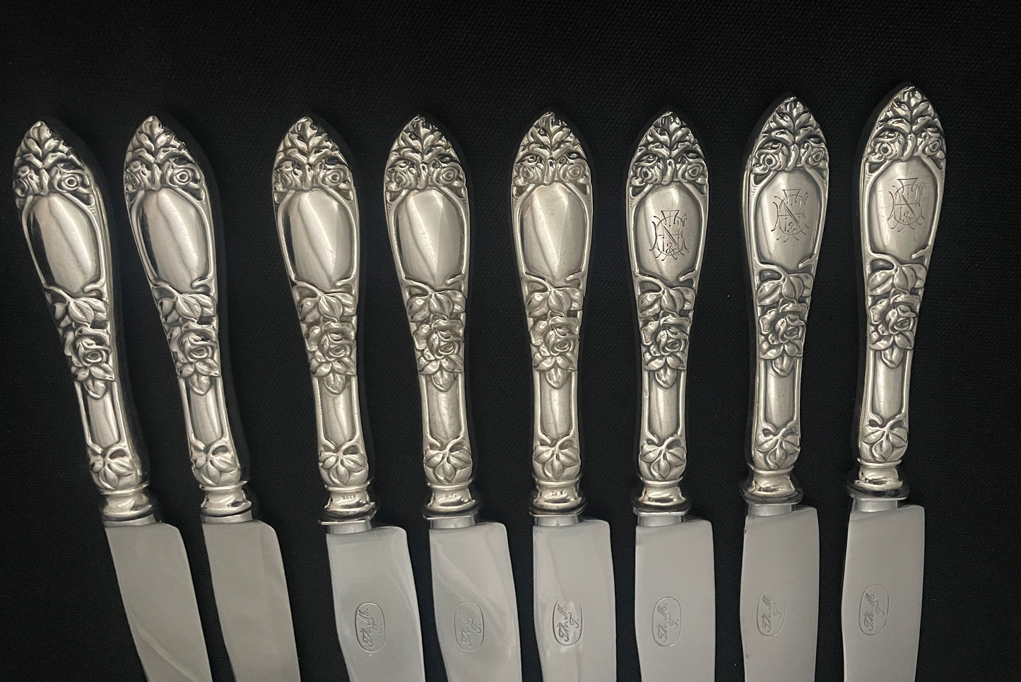 Store kniver i Opphøyet Rose 830s av Th Marthinsen