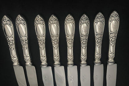 Store kniver i Opphøyet Rose 830s av Th Marthinsen