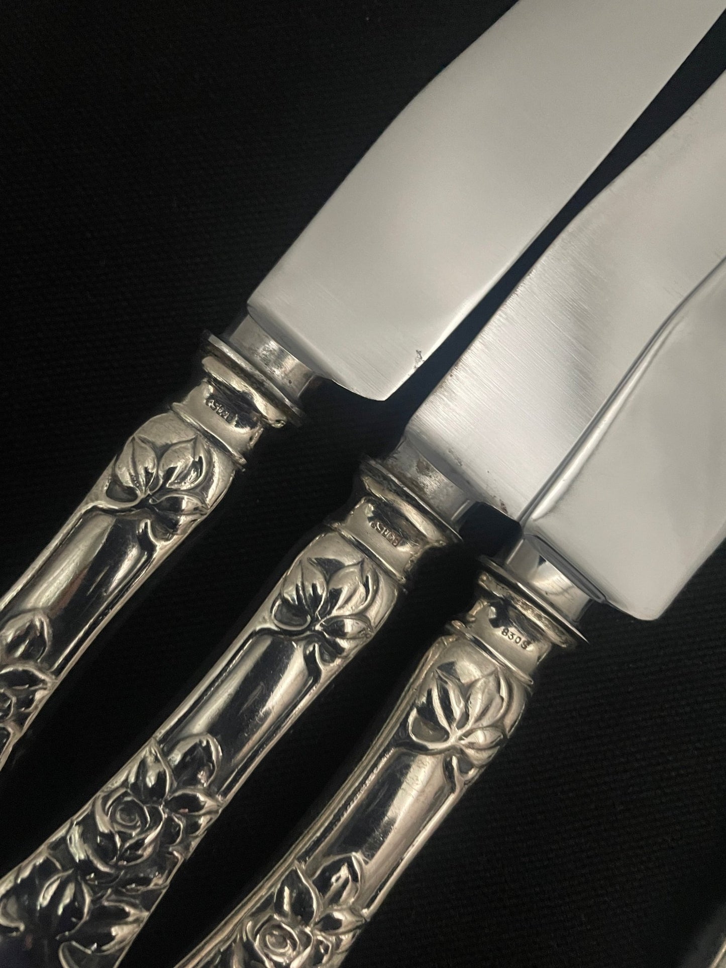 Store kniver i Opphøyet Rose 830s av Th Marthinsen