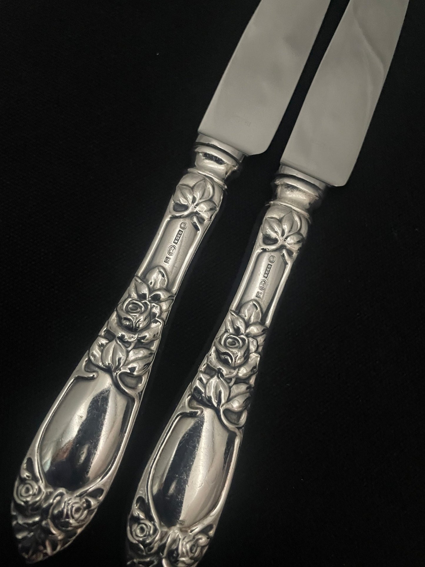 Store kniver i Opphøyet Rose 830s av Th Marthinsen