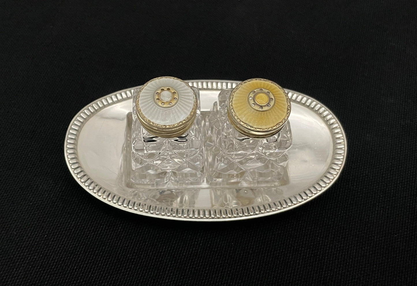 Salt og Pepper bøsse i krystall og brett i forskjellig utførelse