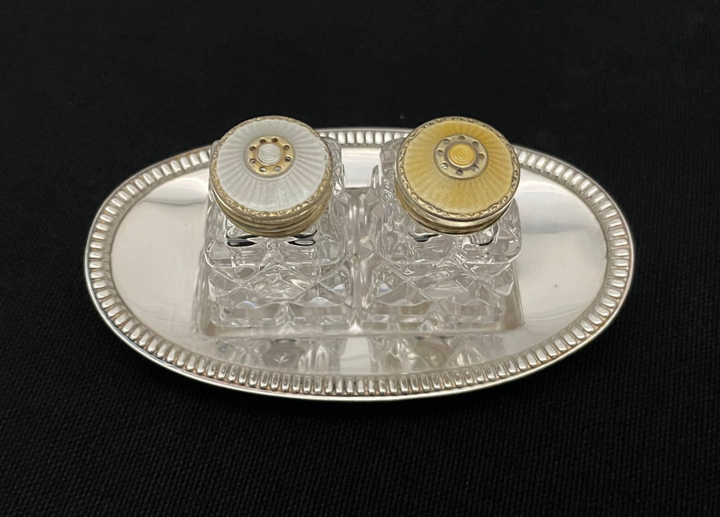 Salt og Pepper bøsse i krystall og brett i forskjellig utførelse