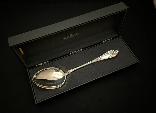 Grøtskje i sølv i 830s i Opphøyet Rose