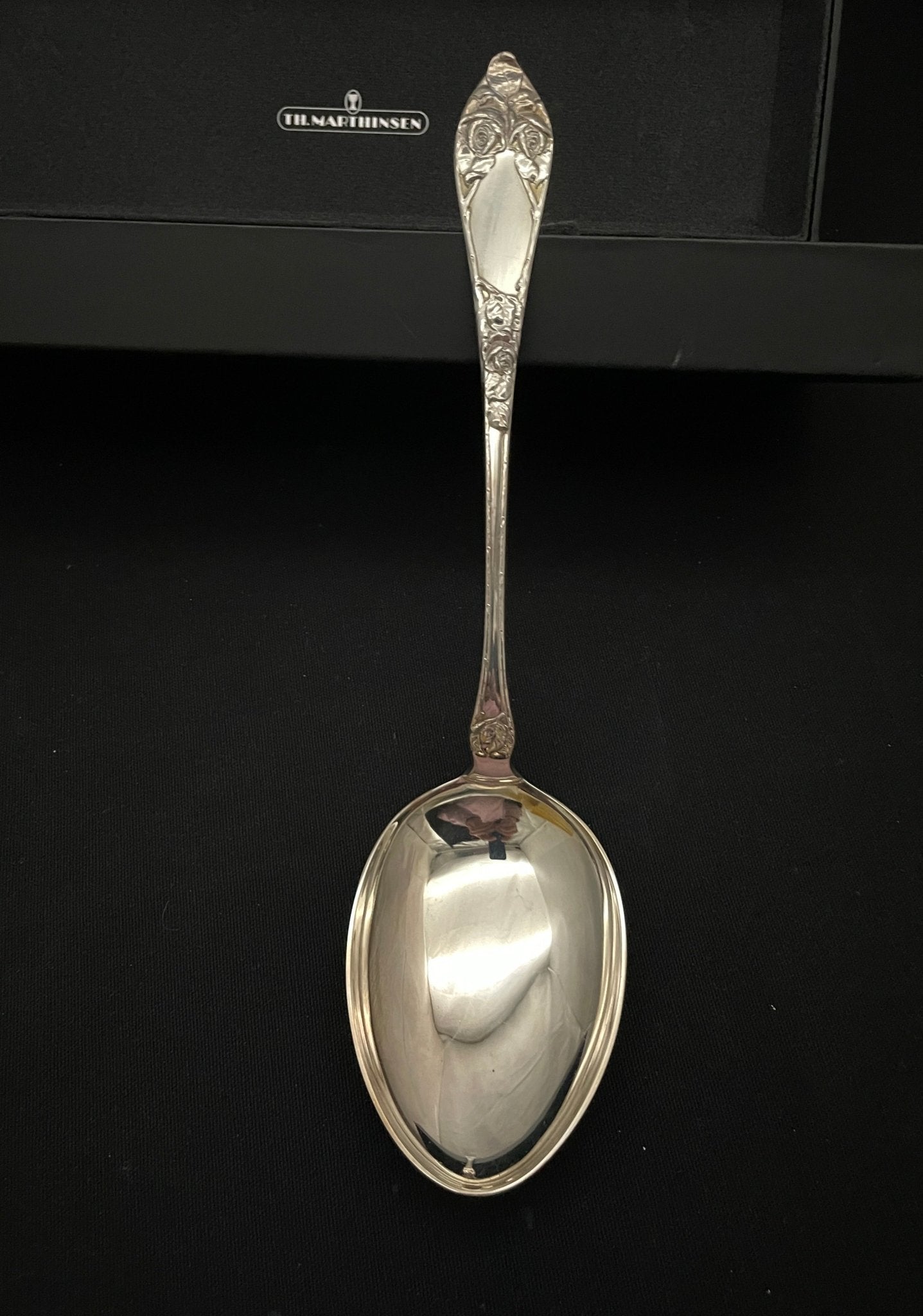 Grøtskje i sølv i 830s i Opphøyet Rose