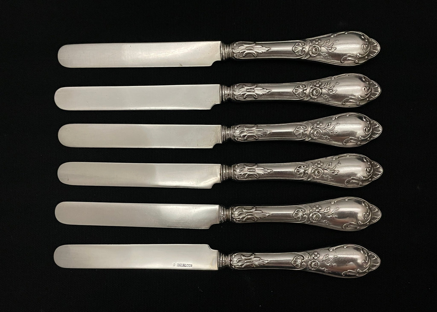 Rococco sølvbestikk kniver i 830s helsølv av Thune