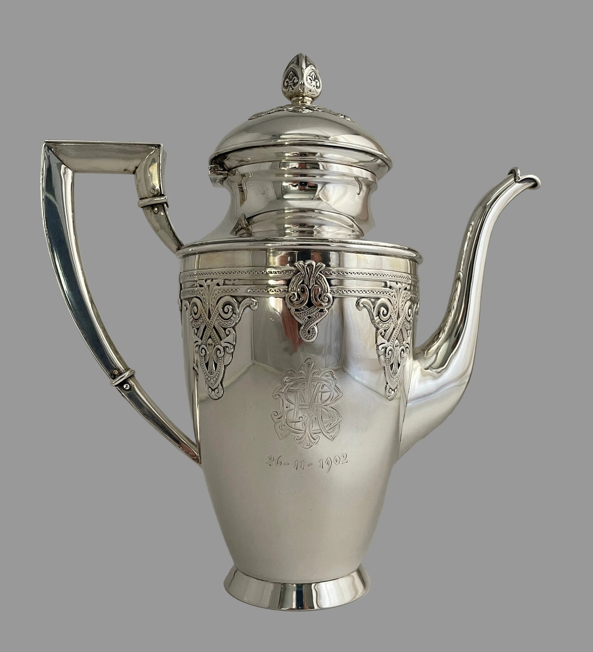 Kaffekanne i Dragestil sølv i 830s av Thune