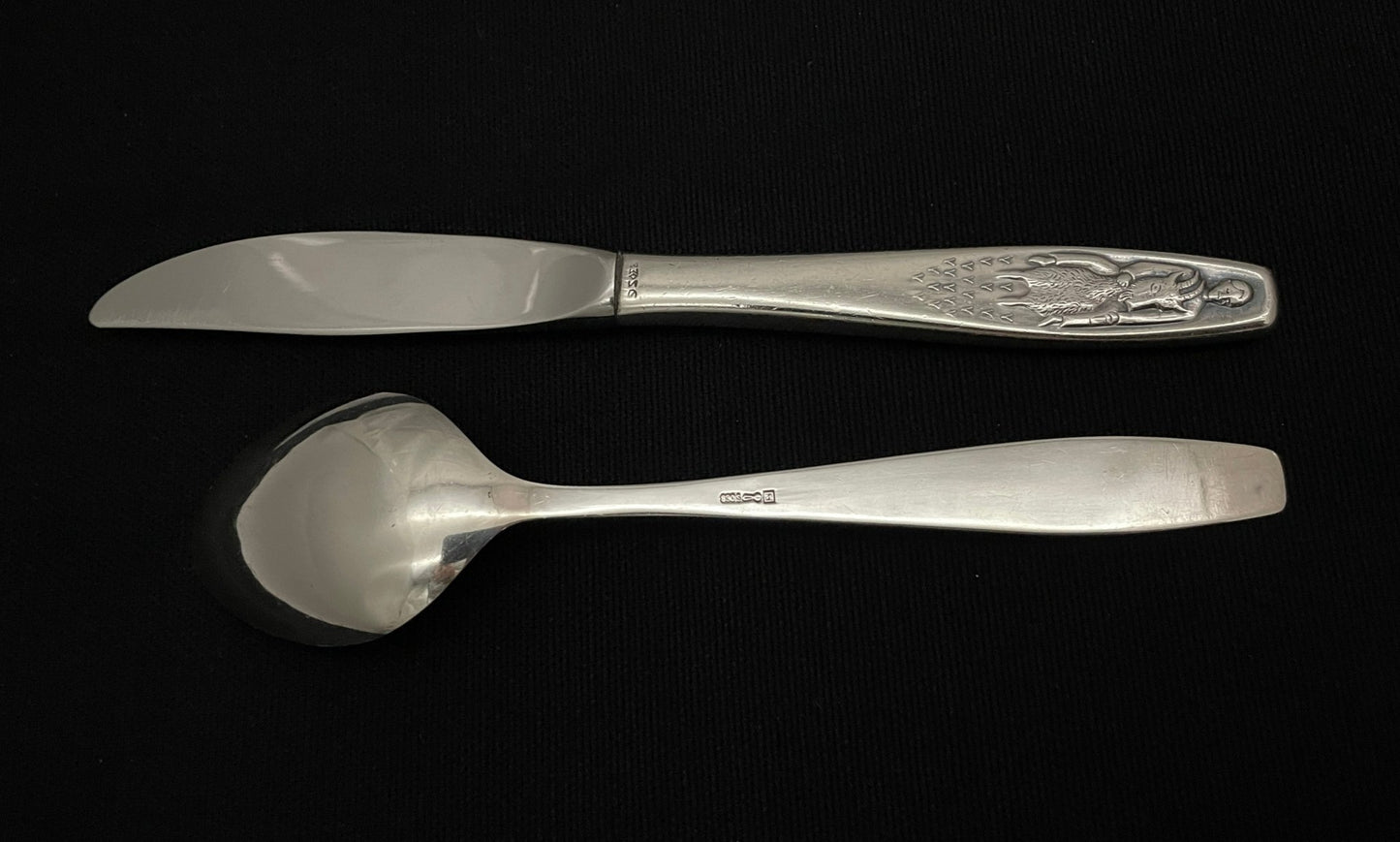 Nils og Blåmann Barne Sølvbestikk Bakside