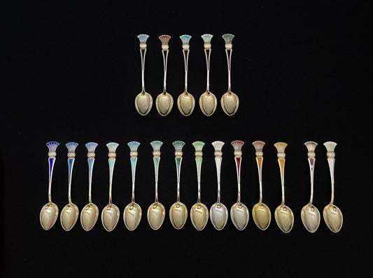 Tistel forgylt sølv med emalje  av av Tostrup samlebilde