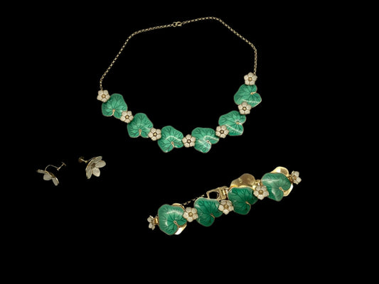 Willy Winnæs armbånd og halssmykke i forgylt sølv med hvit og grønn emalje av David Andersen og øredobber av Bernhard Meldahl