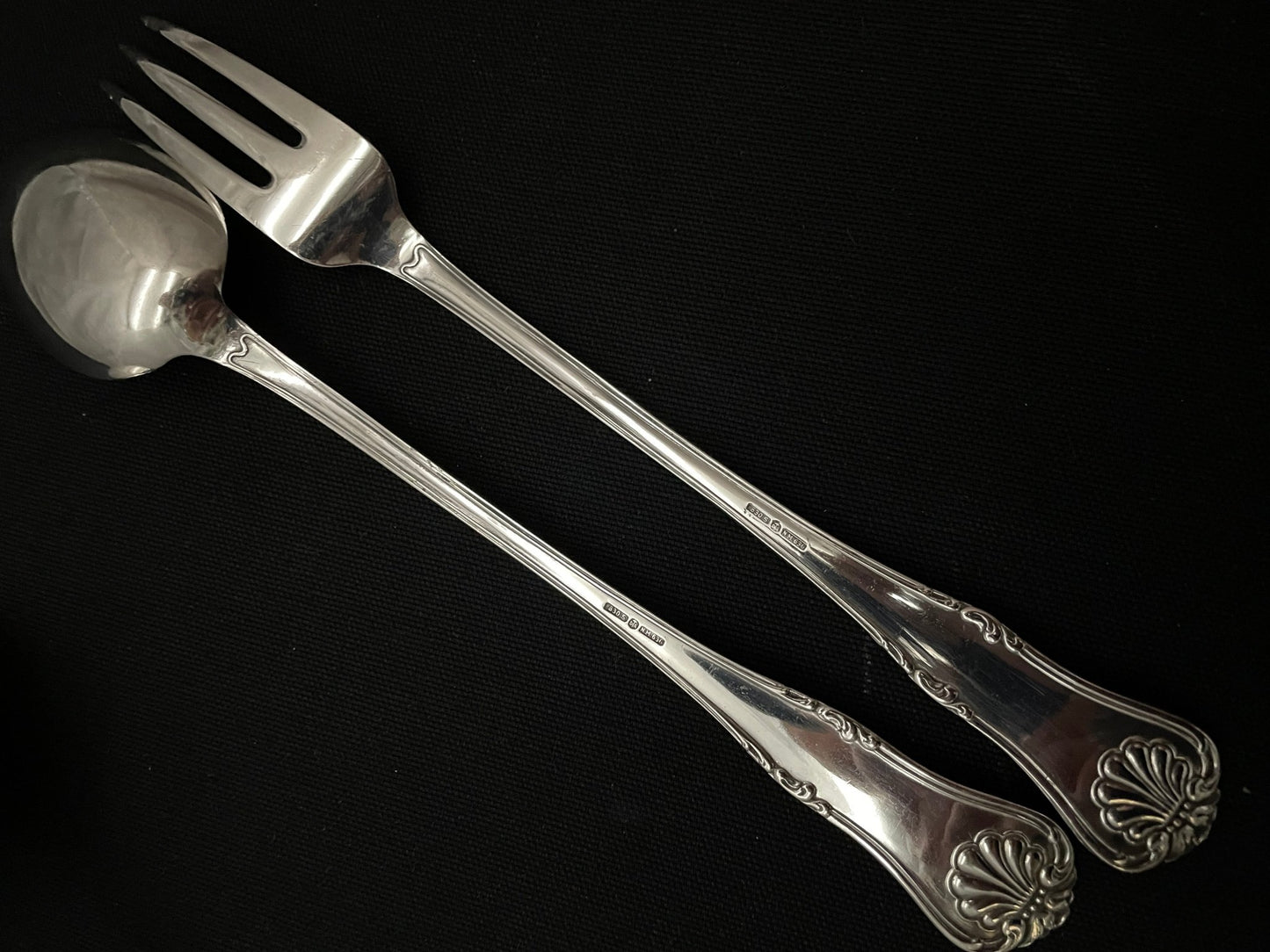 Dobbelt Presset Musling Sølvbestikk Anretningsskje og anretningsgaffel Bakside