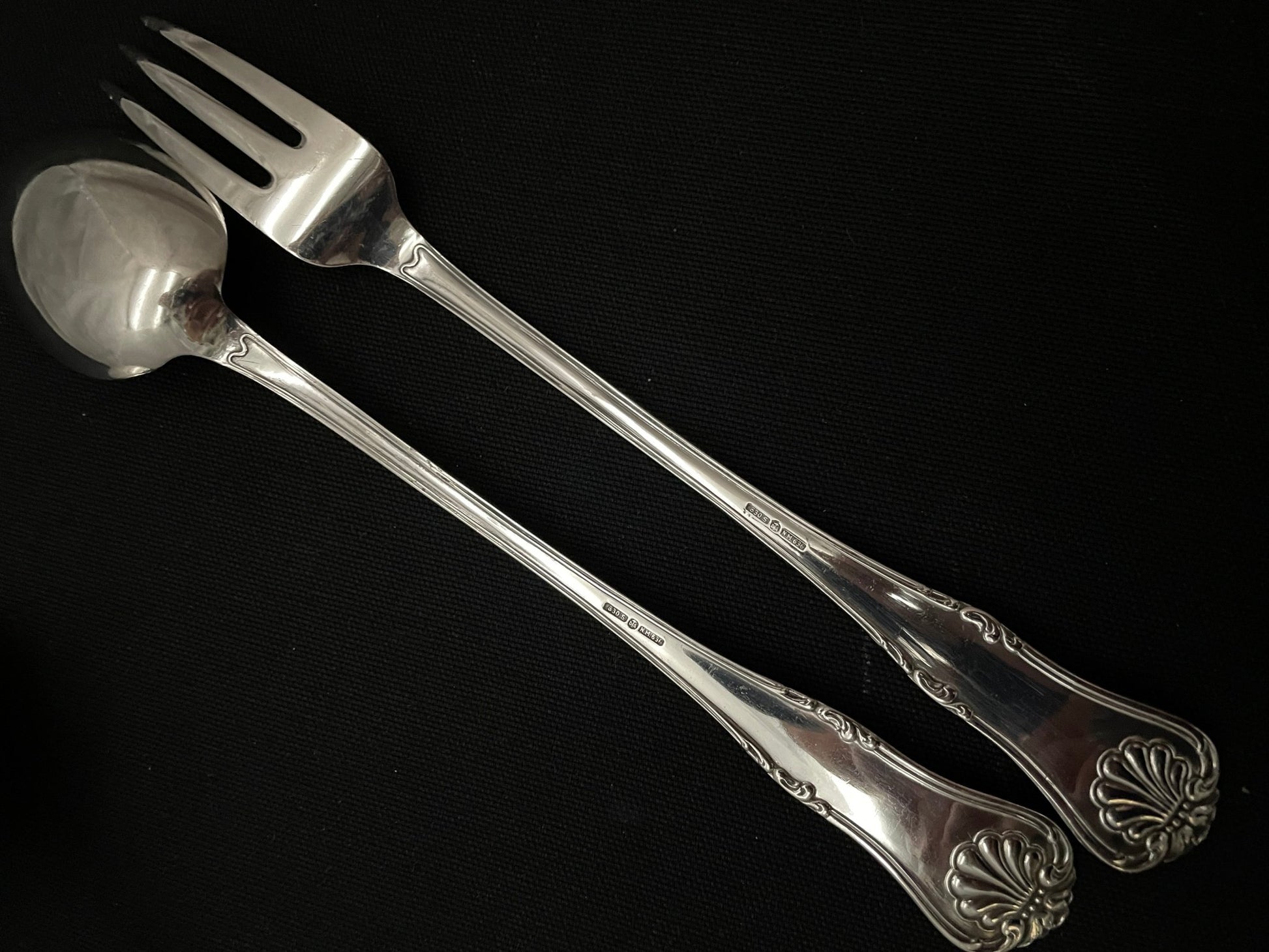 Dobbelt Presset Musling Sølvbestikk Anretningsskje og anretningsgaffel Bakside