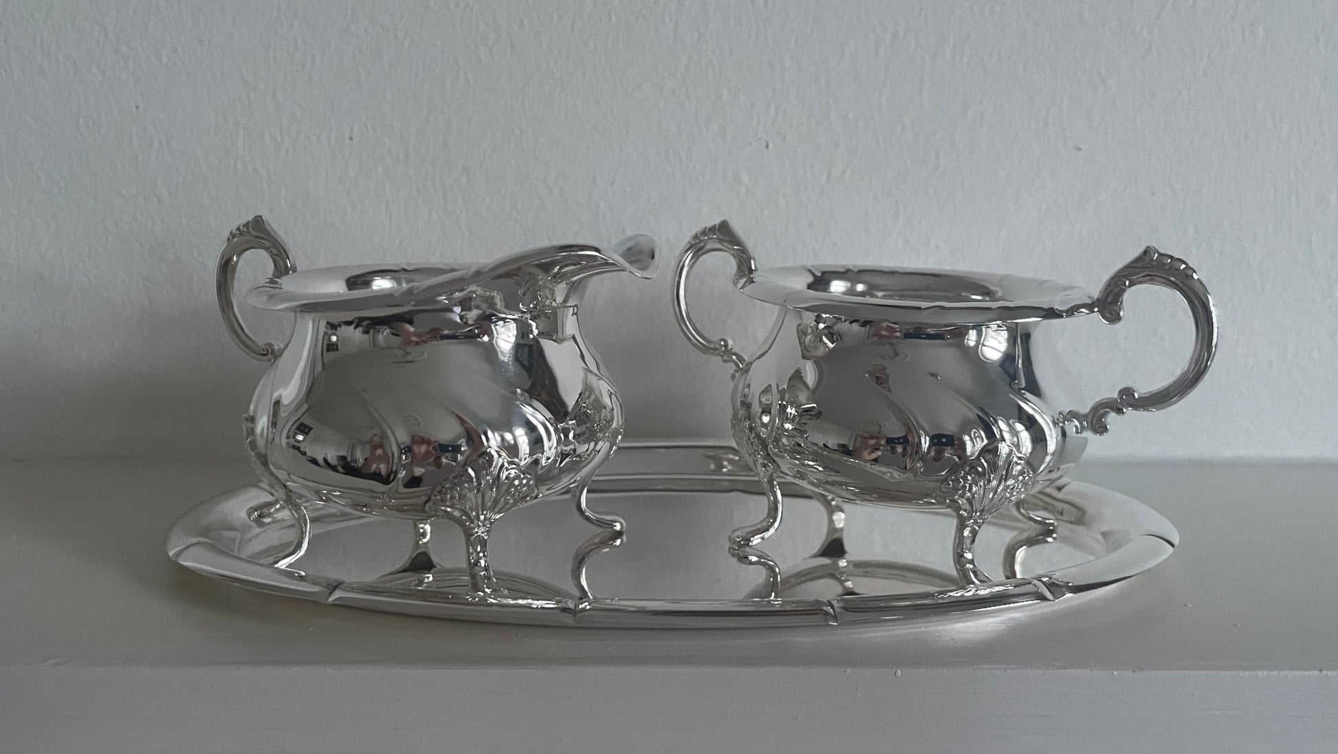 Sett nr 2 Fløtemugge og Sukkerkopp Aksel Holmsen fra siden på brett