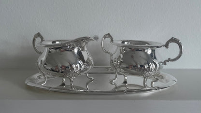 Sett nr 2 Fløtemugge og Sukkerkopp Aksel Holmsen fra siden på brett