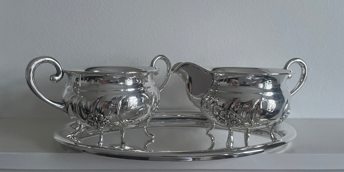 Sett nr 4 Fløtemugge og Sukkerkopp Magnus Aase fra siden på brett