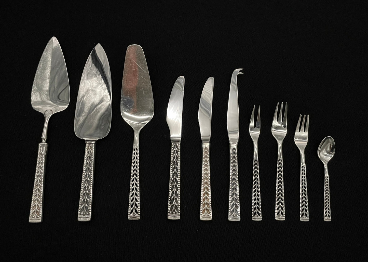 Jewel silver in cutlery and serving pieces in the 830s by N Hansens Sølv.